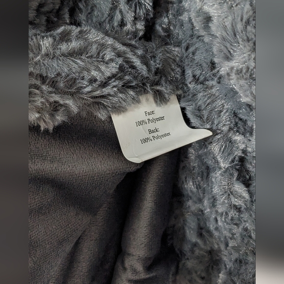 NWT Interiors By Design Grey Reversible Textured Fur To Mink Throw, 50" x 60" - Picture 6 of 6